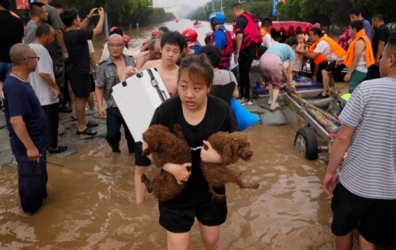 Heavy Floods Held in Yunnan Province, Damage Homes and Roads; Hundreds Evacuated